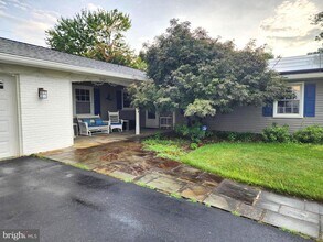 13201 Moss Ranch Ln in Fairfax, VA - Building Photo - Building Photo