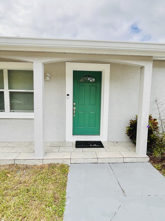 4243 Deltona Blvd in Spring Hill, FL - Foto de edificio - Building Photo