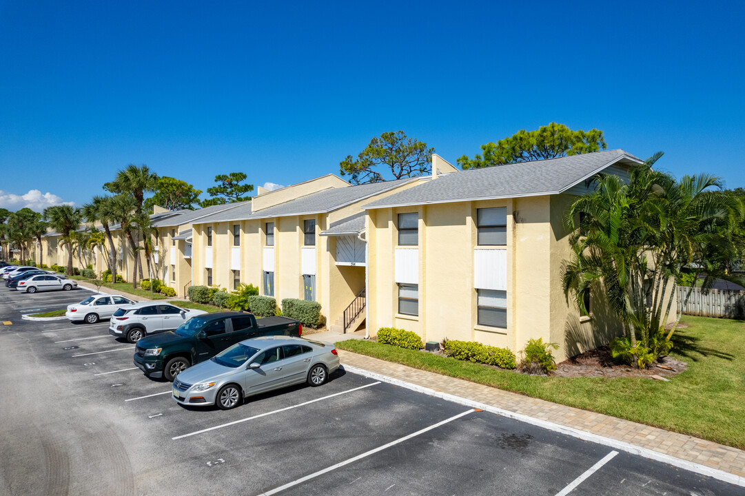 Westwood Condominiums in Melbourne, FL - Foto de edificio