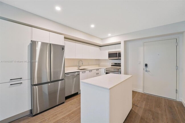 1500 Bay Rd, Unit N-0419 in Miami Beach, FL - Building Photo - Building Photo