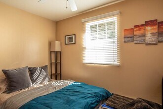 16145 Rayen St in Los Angeles, CA - Foto de edificio - Building Photo