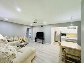 408 Pine Glen Ln in Greenacres, FL - Building Photo - Building Photo