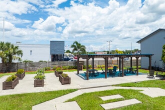Palm River in Tampa, FL - Foto de edificio - Building Photo
