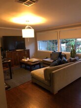 23330 Victory Blvd in Los Angeles, CA - Foto de edificio - Building Photo