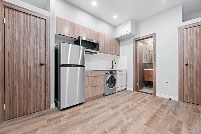 437 W 46th St in New York, NY - Building Photo - Building Photo