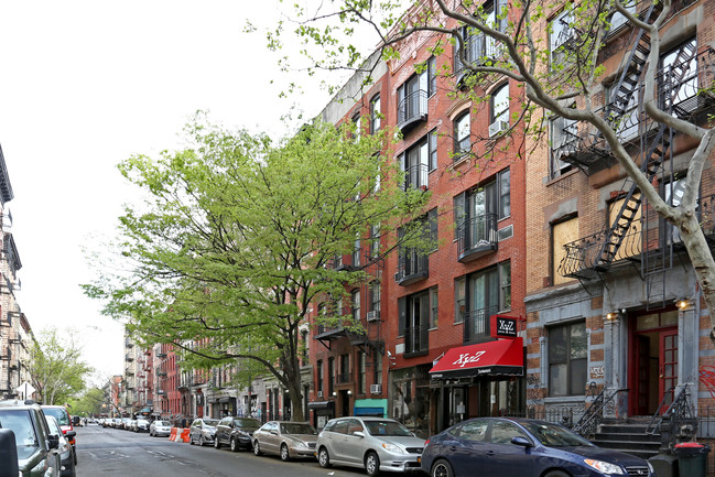 104 E 7th St in New York, NY - Foto de edificio - Building Photo