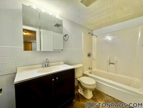 675 N Main St, Unit 13 in Fall River, MA - Foto de edificio - Building Photo