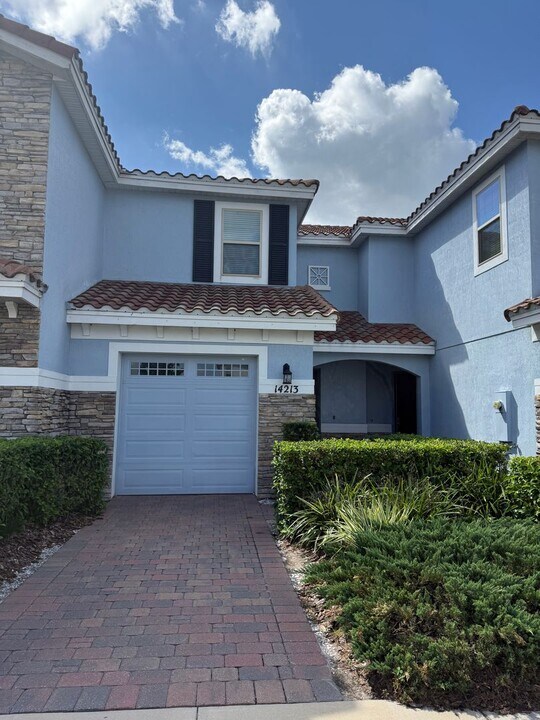 2-bedroom, 2.5-bath townhome located in Ea in Orlando, FL - Building Photo