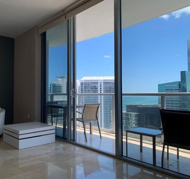1060 Brickell Ave in Miami, FL - Building Photo - Building Photo