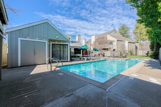 3 Months Free at Eastlake Apartments ! in Davis, CA - Foto de edificio - Building Photo