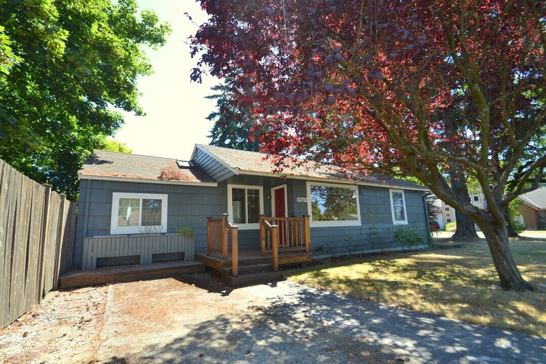 13702 Densmore Ave N in Seattle, WA - Building Photo