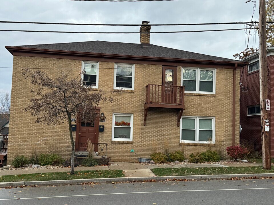 1042 N 68th St in Wauwatosa, WI - Building Photo