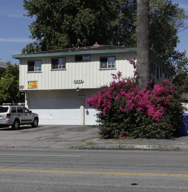 4949 Coldwater Canyon Ave in Sherman Oaks, CA - Foto de edificio - Building Photo