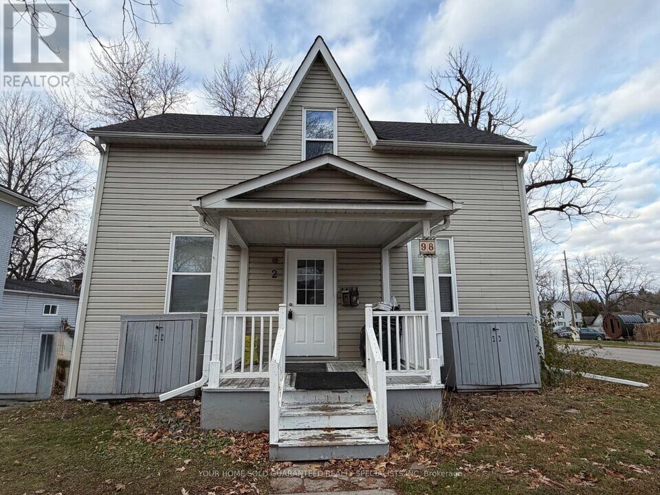 98 Wellington St E in Aurora, ON - Building Photo