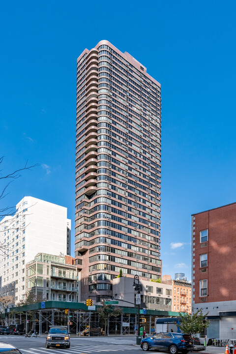 1637 York Ave in New York, NY - Building Photo