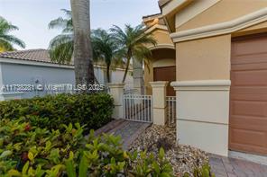 542 Conservation Dr in Weston, FL - Building Photo