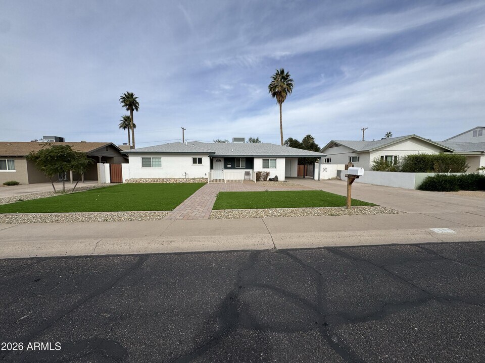 5444 E Pinchot Ave in Phoenix, AZ - Building Photo