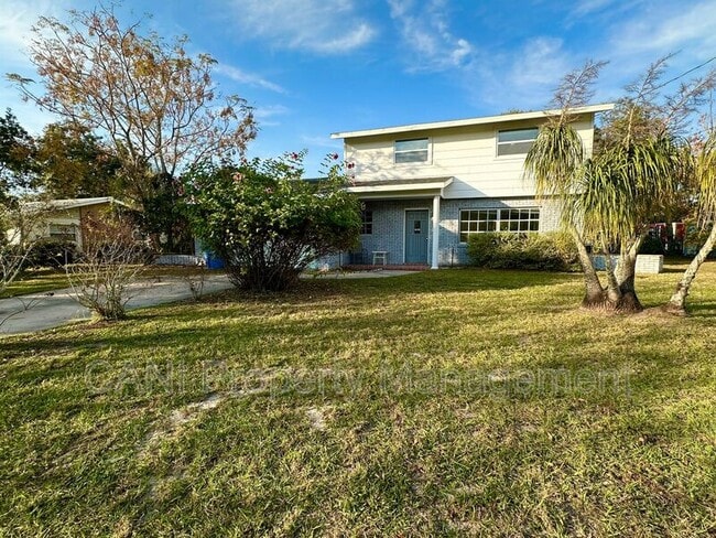 575 E Compton Ct in DeLand, FL - Building Photo - Building Photo