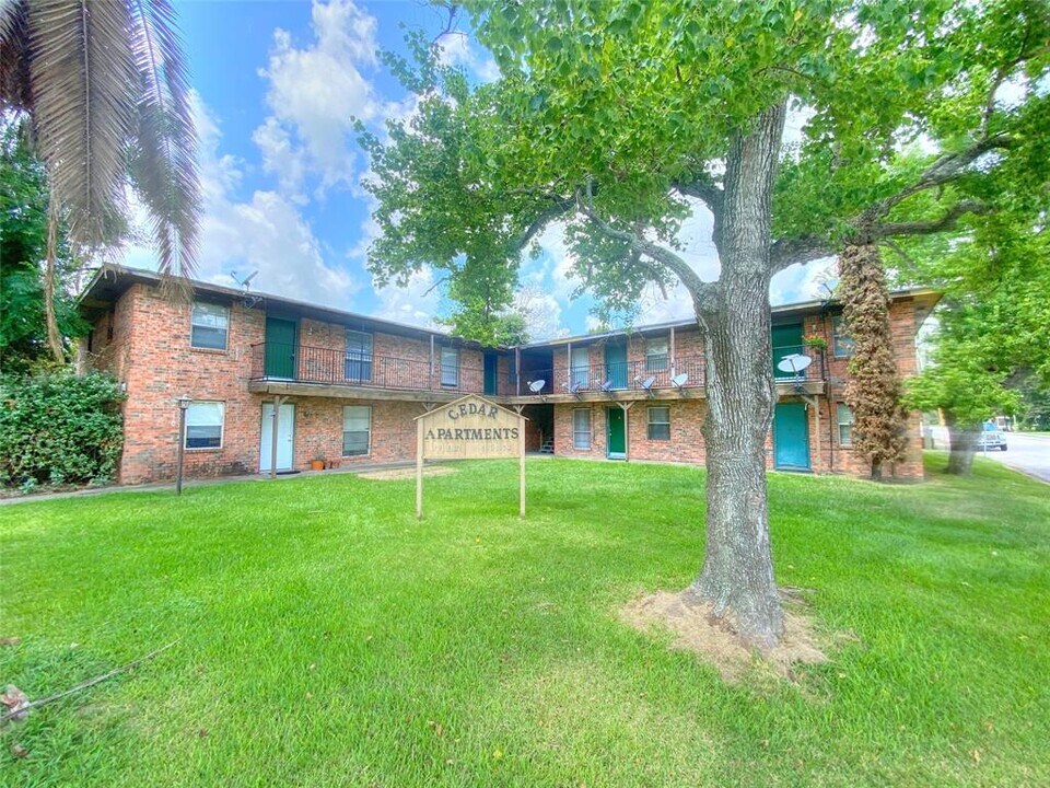 321 E Cedar St-Unit -6 in Angleton, TX - Building Photo