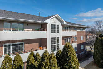 Courtyards Of Westmont in Westmont, IL - Foto de edificio - Building Photo