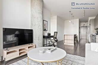730 W Couch Pl in Chicago, IL - Foto de edificio - Building Photo