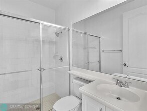 563 NW 35th Pl in Boca Raton, FL - Foto de edificio - Building Photo
