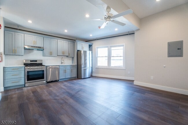 528 Oak Ave in Maywood, NJ - Foto de edificio - Building Photo