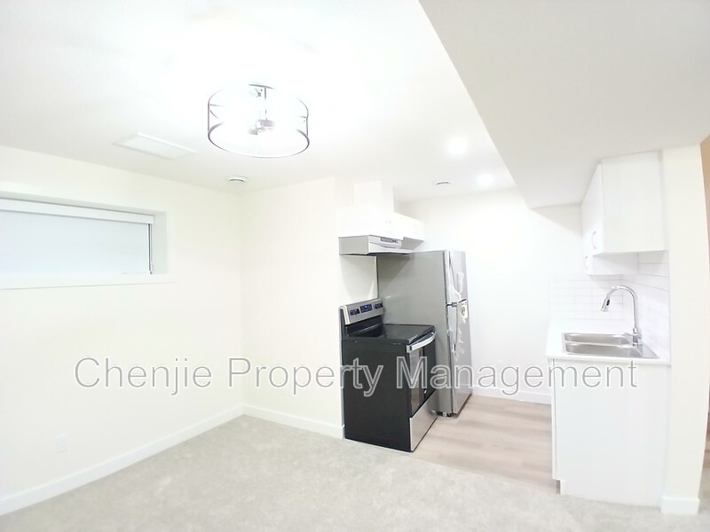 5144 Kinney Pl SW in Edmonton, AB - Building Photo
