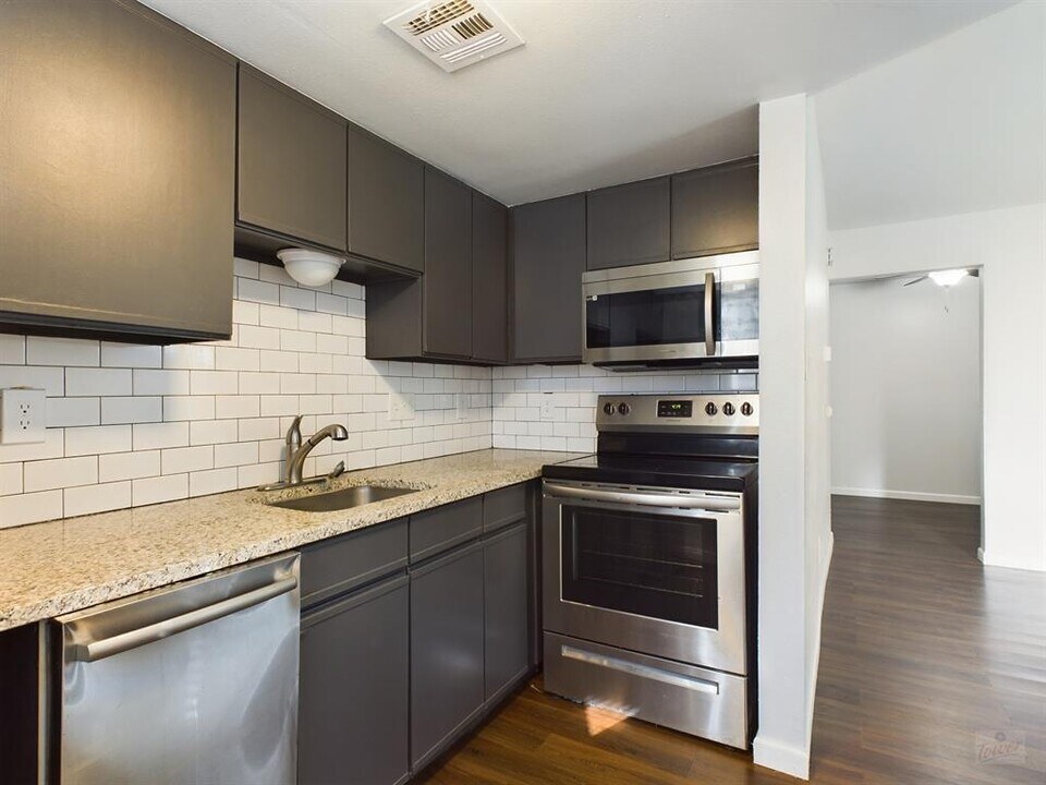 2500 Burleson Rd in Austin, TX - Building Photo