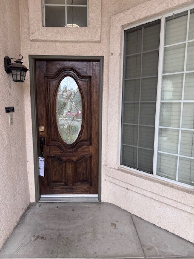 806 Augusta Hills Dr in Bakersfield, CA - Foto de edificio - Building Photo