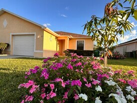 922 SE 8th St in Cape Coral, FL - Building Photo