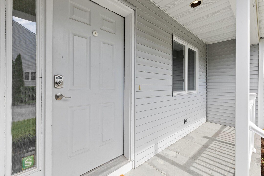 2 Larissa Ln in Thornwood, NY - Building Photo