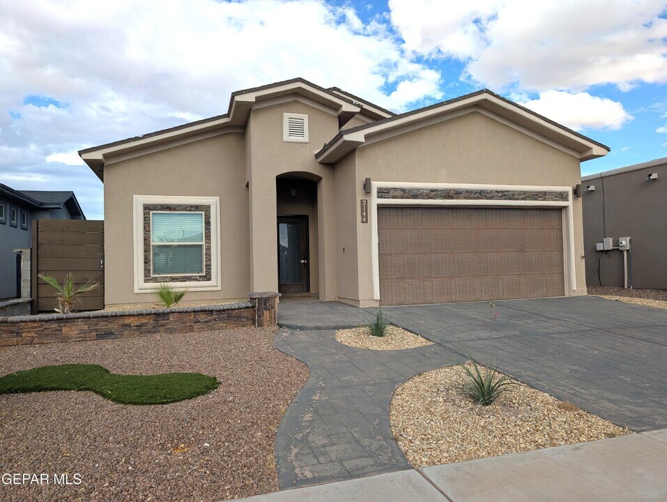 2144 Carlos Leon in El Paso, TX - Building Photo