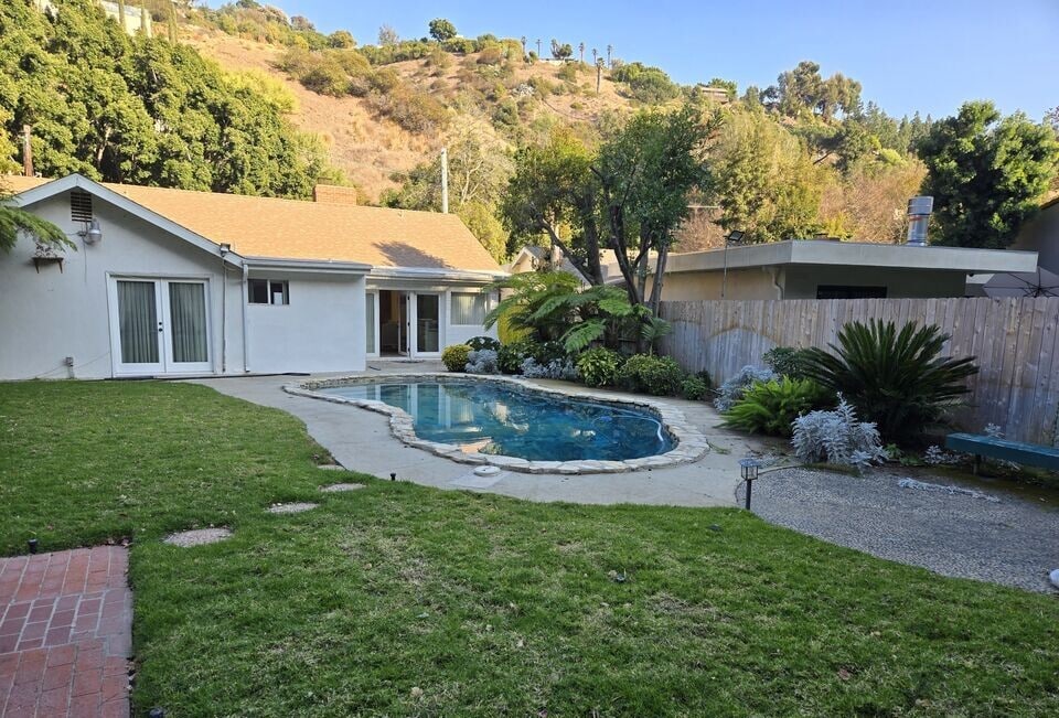 1481 Benedict Canyon Dr in Beverly Hills, CA - Foto de edificio