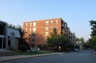 The Broadway in Falls Church, VA - Foto de edificio - Building Photo