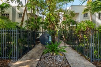 728 Lenox Ave, Unit A8 in Miami Beach, FL - Foto de edificio - Building Photo