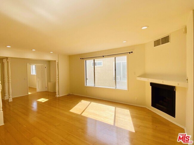 11849 Mayfield Ave-Unit -103 in Los Angeles, CA - Building Photo - Building Photo