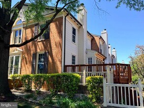 5800 Apsley House Ct in Alexandria, VA - Building Photo - Building Photo