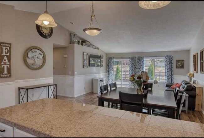 6513 W Lowell Ave in Nine Mile Falls, WA - Building Photo - Building Photo