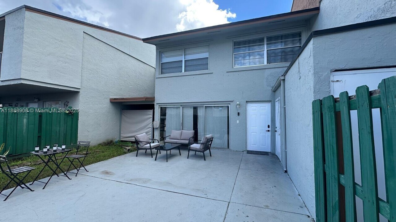 15430 SW 81st Cir Ln in Miami, FL - Building Photo