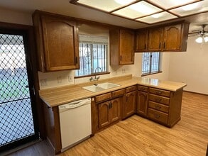 570 N Lemona St in Woodlake, CA - Building Photo - Building Photo