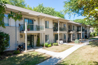 Monona Shores Apartments in Madison, WI - Foto de edificio - Building Photo