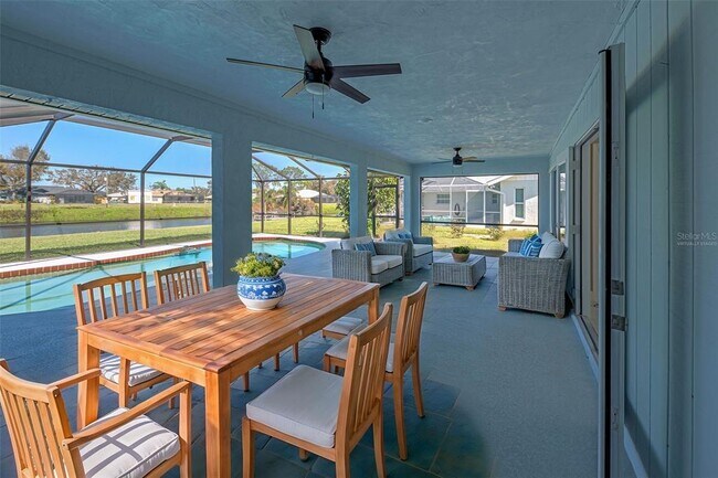 7379 Snow Dr in Englewood, FL - Foto de edificio - Building Photo