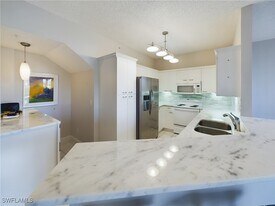 85 Silver Oaks Cir in Naples, FL - Building Photo