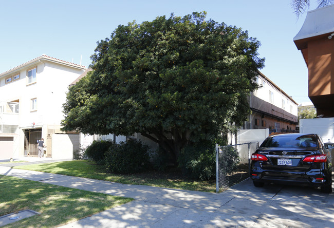 14817 Sylvan St in Van Nuys, CA - Building Photo - Building Photo