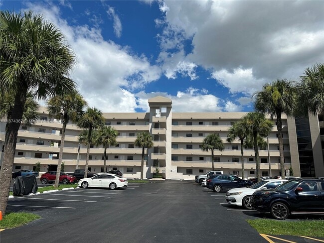 15969 NW 64th Ave in Hialeah, FL - Building Photo - Building Photo