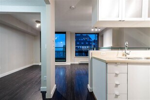 1003 Burnaby St in Vancouver, BC - Building Photo