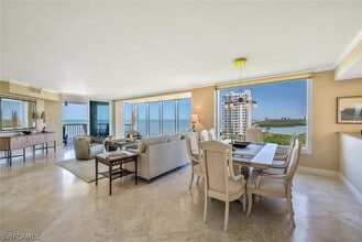 20 Seagate Dr in Naples, FL - Foto de edificio - Building Photo