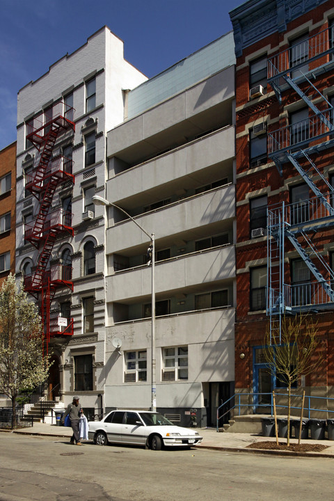 325 E 8th St in New York, NY - Building Photo