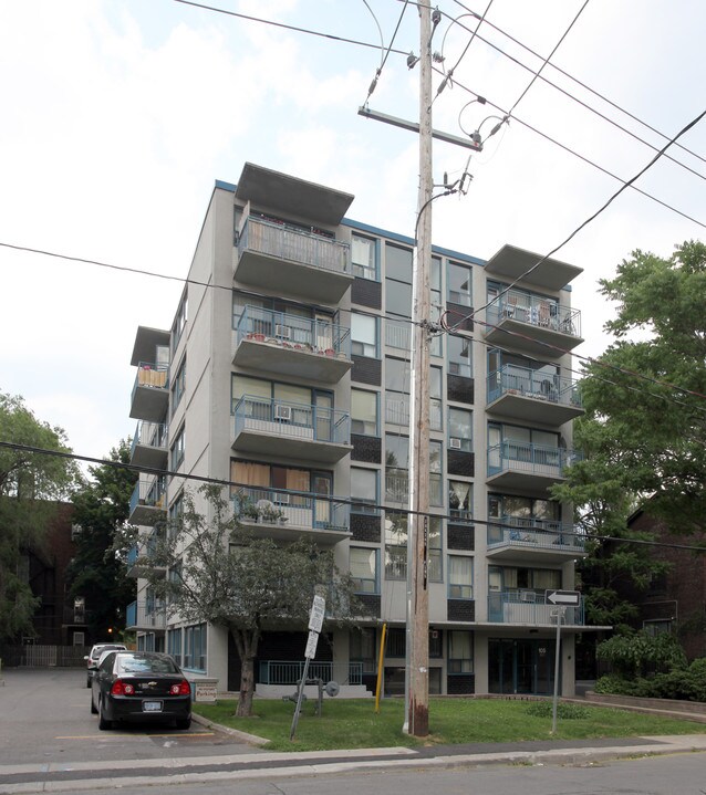 105 Raglan Ave in Toronto, ON - Building Photo
